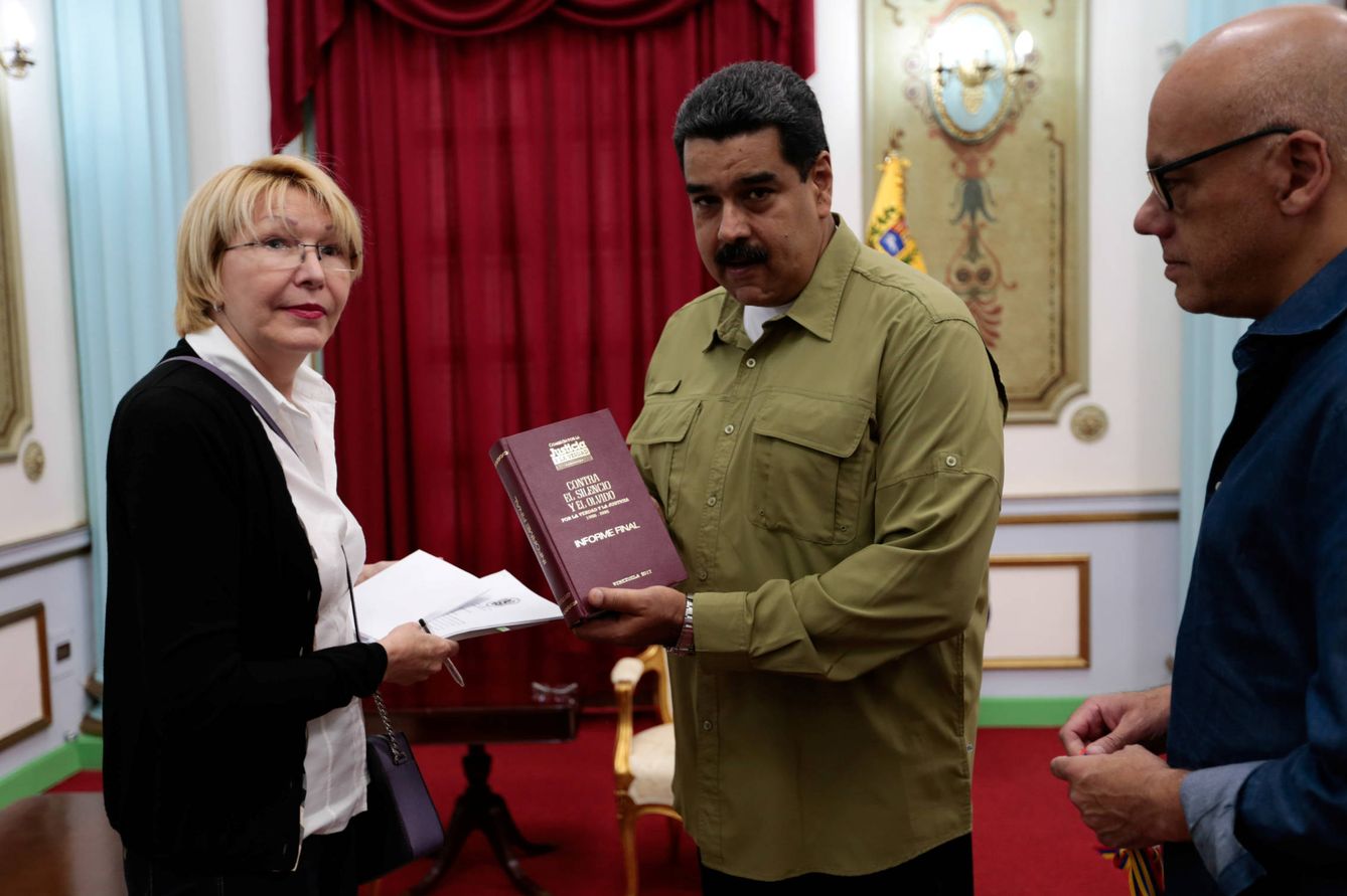Nicolás Maduro junto a la fiscal general Luisa Ortega Díaz durante un encuentro en el Palacio de Miraflores, Caracas. (Reuters)