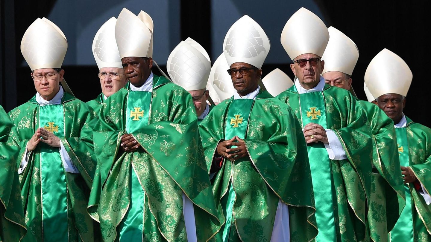 Cardenales asisten a la misa de apertura del Sínodo sobre los jóvenes celebrado en la Plaza de San Pedro del Vaticano el 3 de octubre de 2018. (EFE /Alessandro Di Meo)