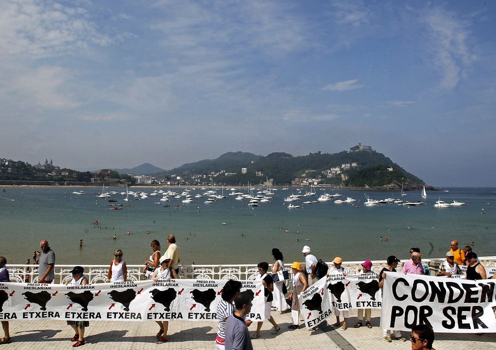 Foto: Cadena humana en la playa de La Concha de San Sebastián contra la dispersión de los presos de ETA (Efe)