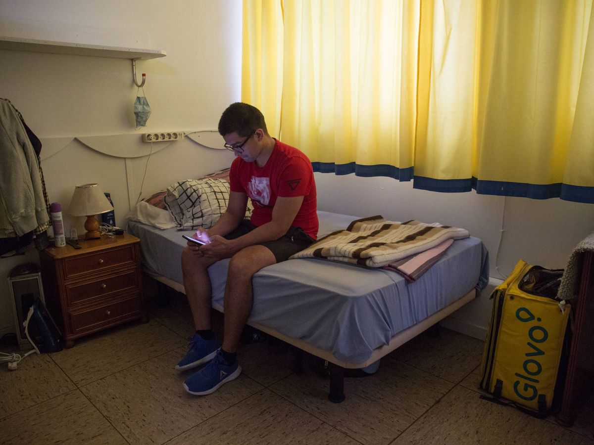 Foto: Christian Oblitas en su habitación improvisada en la parroquia de Santa Rosalía, Madrid. (David Brunat)