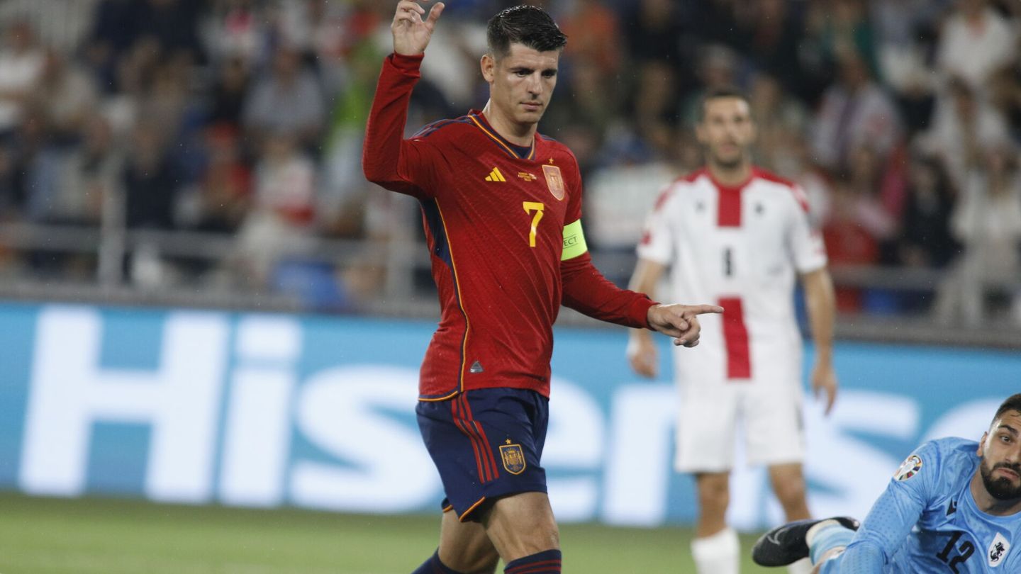 Álvaro Morata celebra uno de los goles de España ante Georgia. (EFE/EPA/DAVID MDZINARISHVILI).