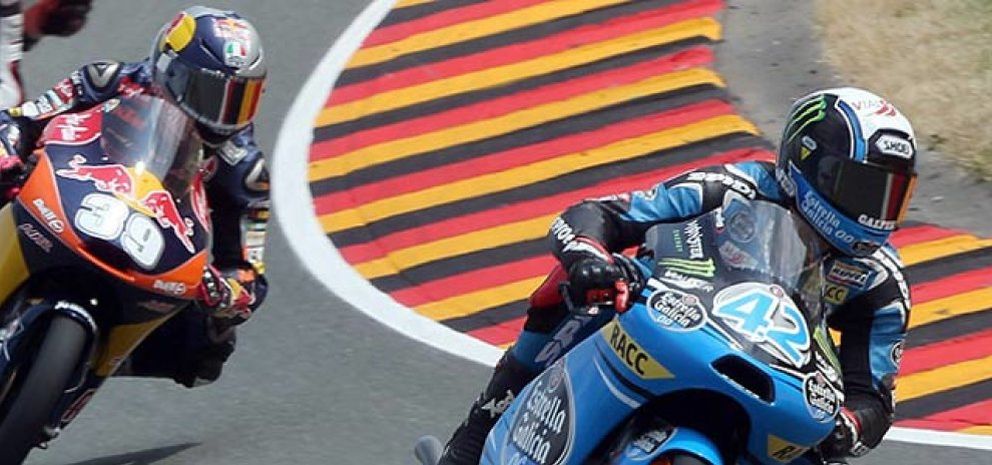 Foto: Rins sorprende a Salom a dos curvas del final y vence en Moto3