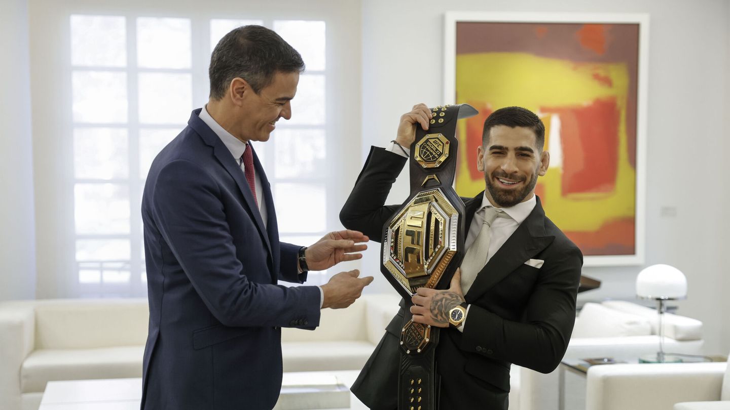 El presidente del Gobierno, Pedro Sánchez (i), recibe al campeón de la UFC en la categoría de peso pluma, Ilia Topuria. (EFE)