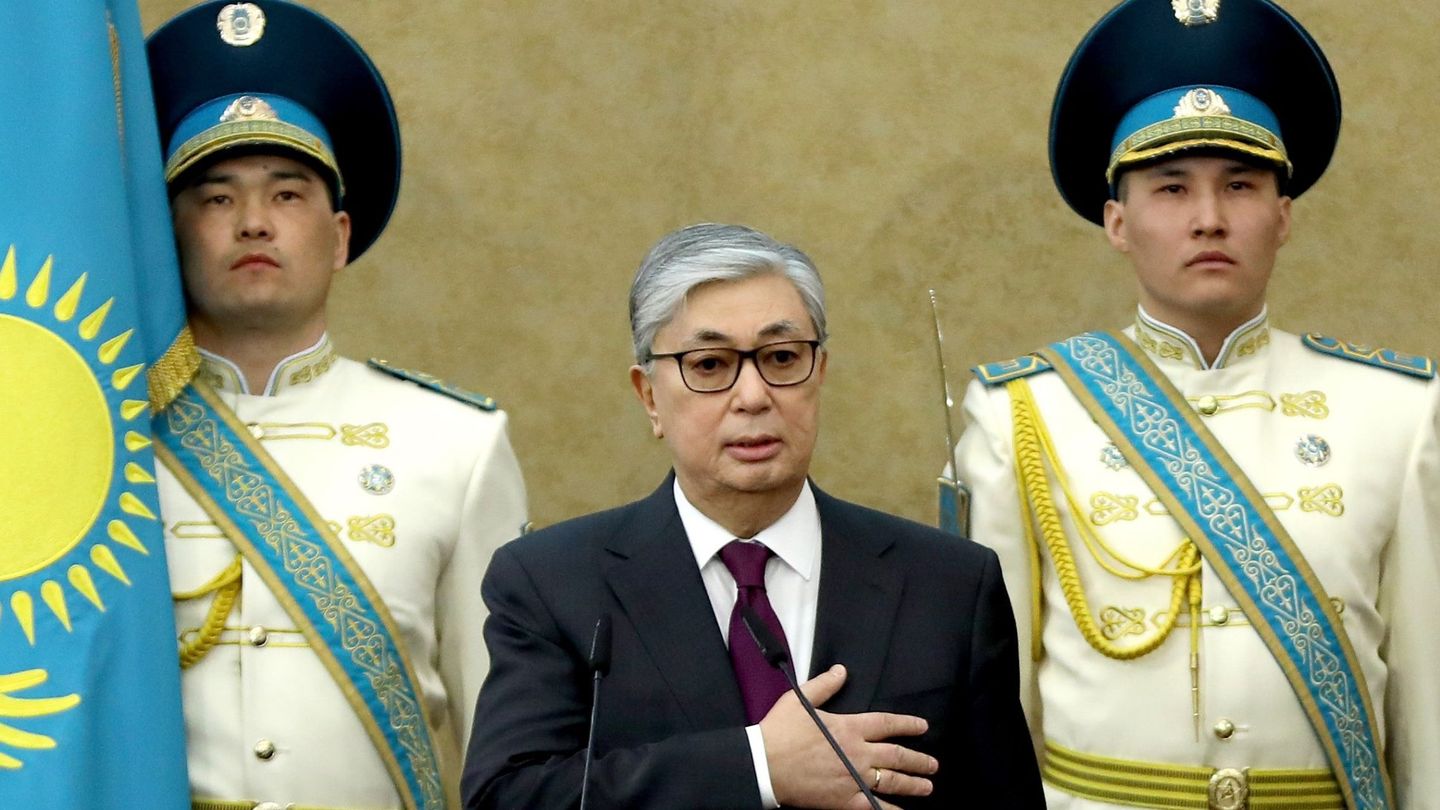 Kasim-Zhomart Tokaev presta juramento durante su ceremonia de investidura como presidente interino de Kazajistán este miércoles en Astaná. (EFE)