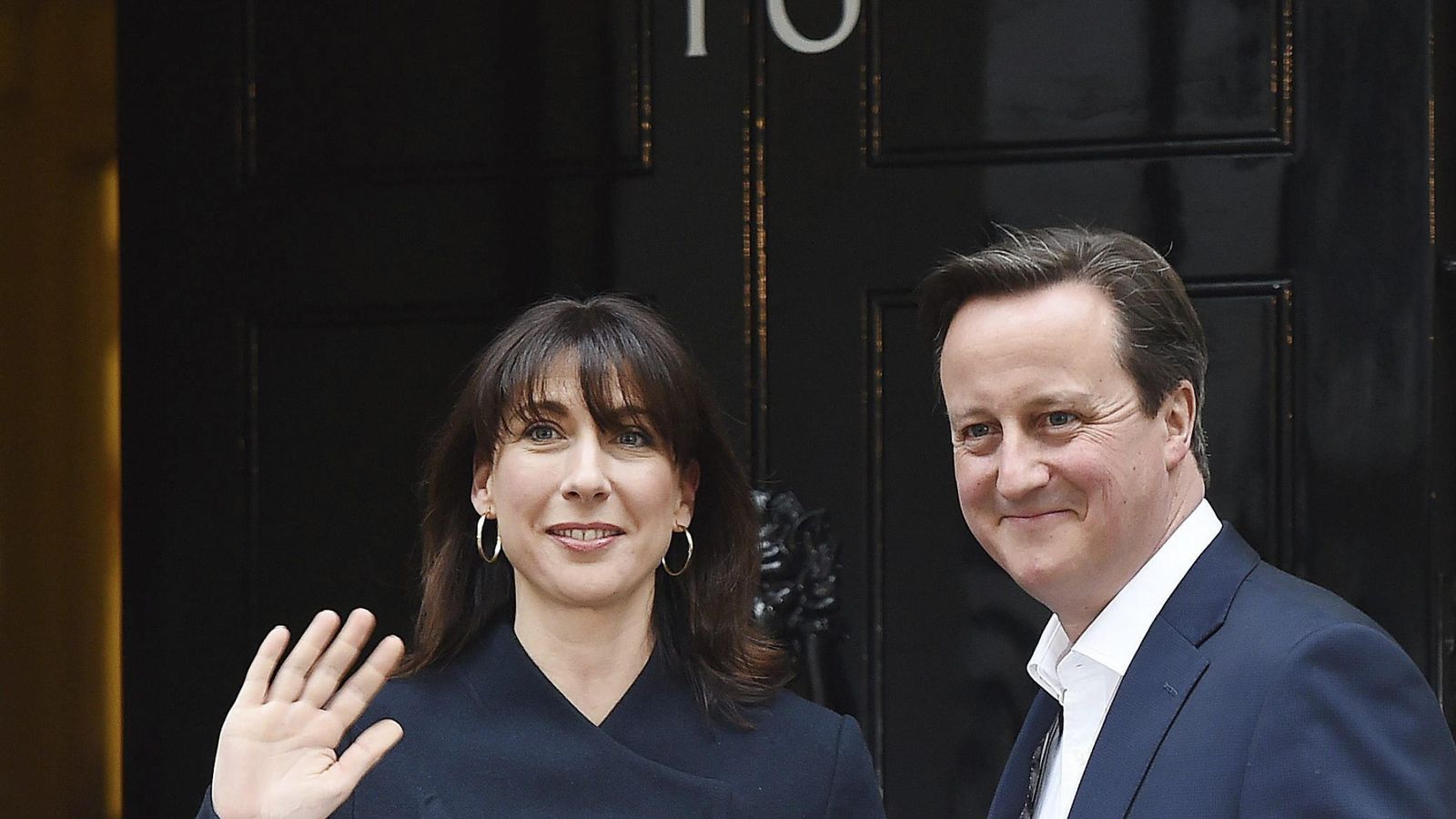 Foto: El primer ministro británico, David Cameron, y su mujer, Samantha, a su llegada al número 10 de Downing Street (Efe).