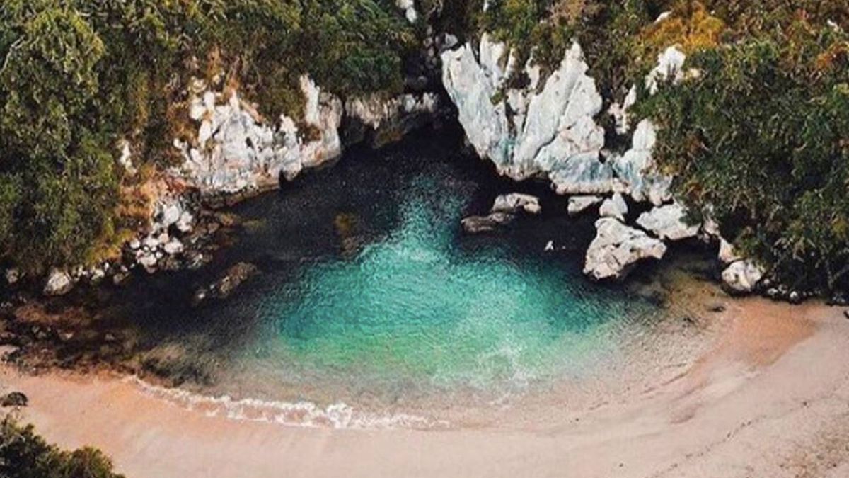 La playa más pequeña de España está en Asturias y es espectacular