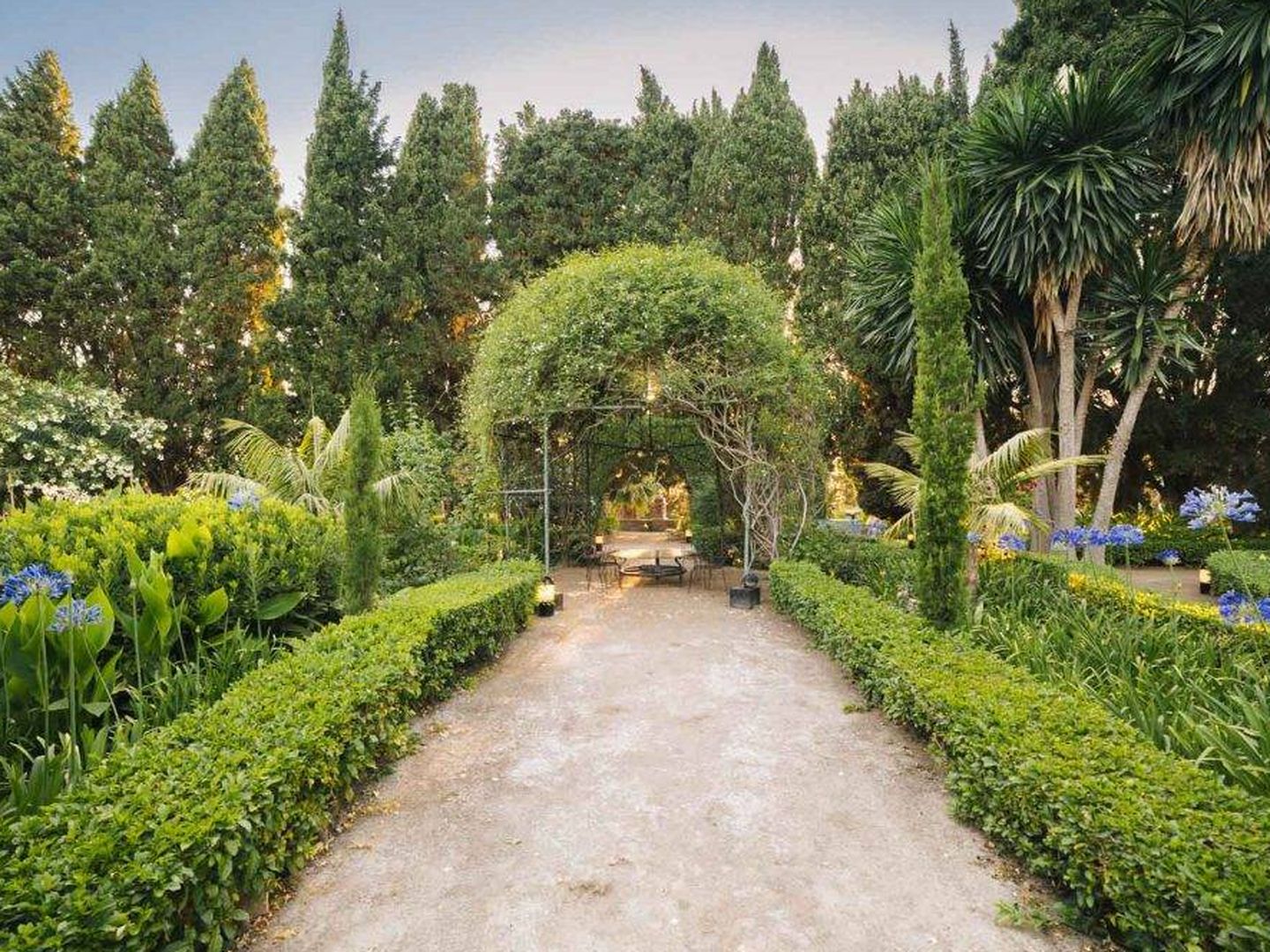 El jardín de la Casa de los Bates, en la costa de Granada. (Cortesía)