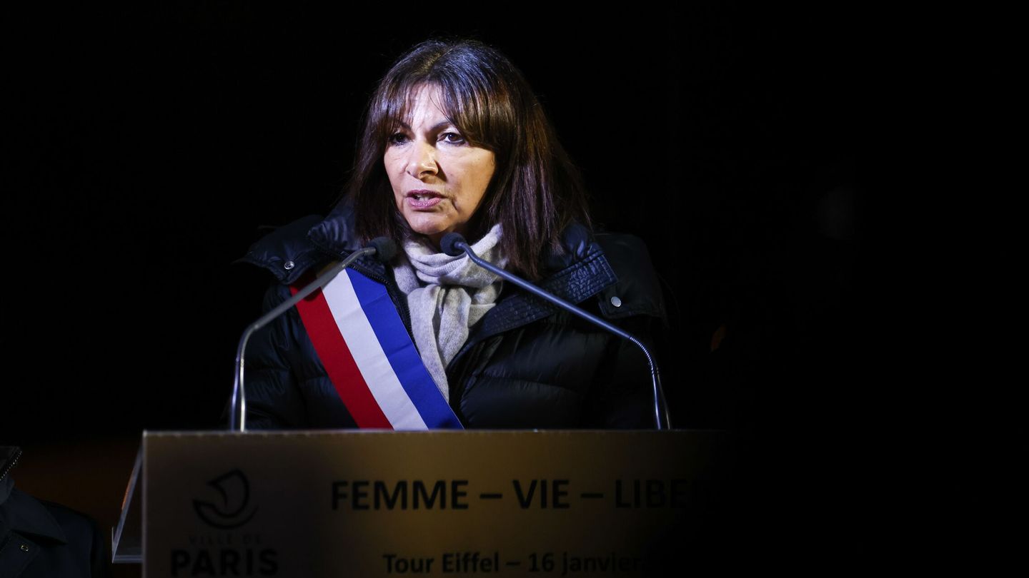Paris (France), 16 01 2023.- Paris Mayor Anne Hidalgo delivers a speech in the lower esplanade of the Trocadero gardens prior to the display of the words 'Woman, Life, Freedom' on the Eiffel Tower in Paris, France, 16 January 2023. Four months after the death of Mahsa Jina Amini in police custody in Iran, the Eiffel Tower is putting up a display of the slogans 'Woman. Life. Freedom' and '#StopExecutionsInIran,' on 16 and 17 January, in tribute to Amini and Iranian anti-government protesters. (Protestas, Francia) EFE EPA Mohammed Badra 