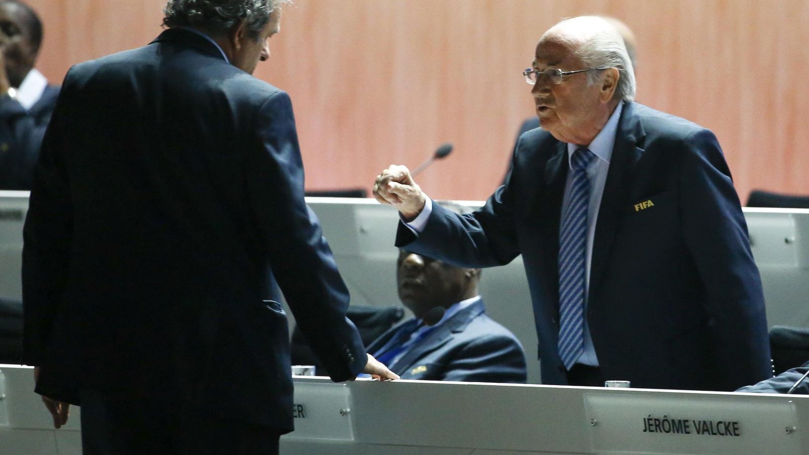 Foto: Blatter y Platini, discutiendo durante una reunión de la FIFA (Reuters).