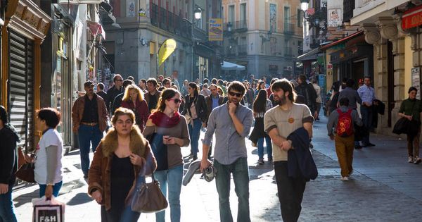 Foto: Un grupo de treintañeros pasea por Madrid, sin ser conscientes de que la obsolescencia acecha a la vuelta de la esquina. (iStock)