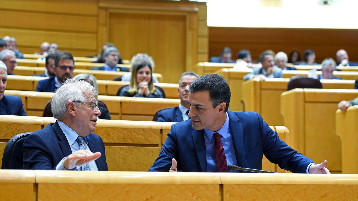 Pedro Sánchez, con el ministro de Exteriores, Josep Borrell, el pasado octubre en el Senado. (EFE)