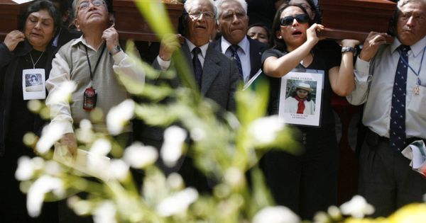 Foto: Familiares de las víctimas de la masacre de La Cantuta durante una ceremonia en Lima, en julio de 2008. (Reuters)