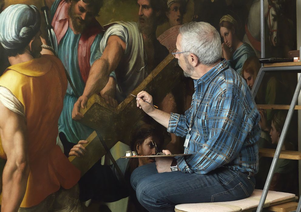 Foto: Rafael Alonso trabajando en 'La caída en el camino del Calvario', conocida como 'El Pasmo de Sicilia', de Rafael. (Museo Nacional del Prado)