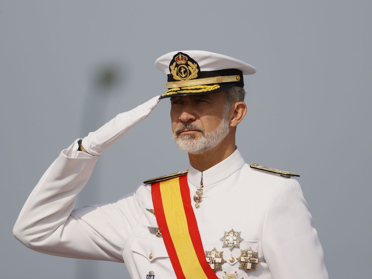 Foto: El rey Felipe VI saluda mientras preside la entrega de reales despachos a los nuevos oficiales de la Armada en la Escuela Naval Militar. (EFE/Lavandeira Jr.)