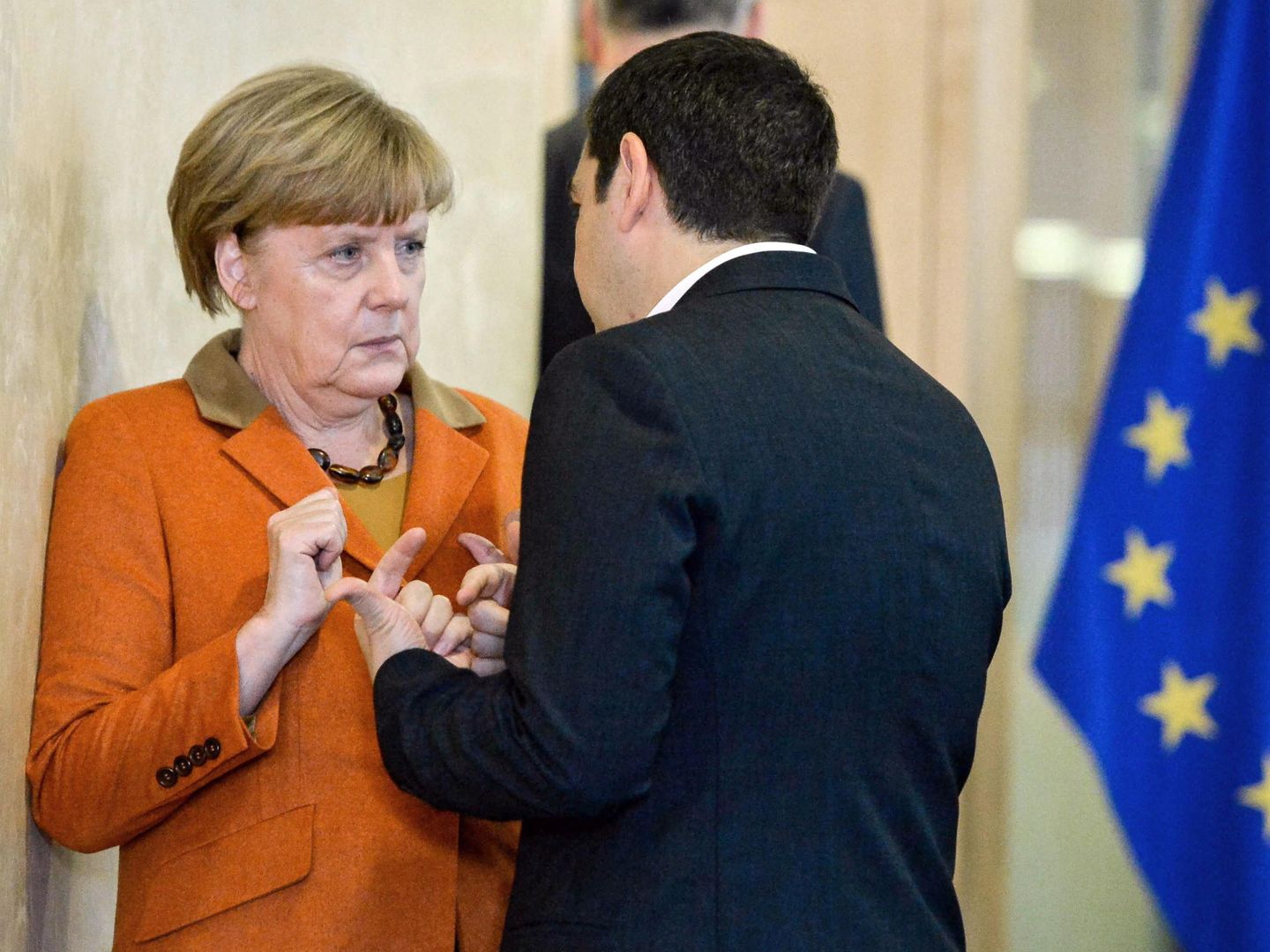 La canciller alemana habla con el antiguo primer ministro griego Alexis Tsirpas durante una cumbre sobre la crisis migratoria. (EFE)