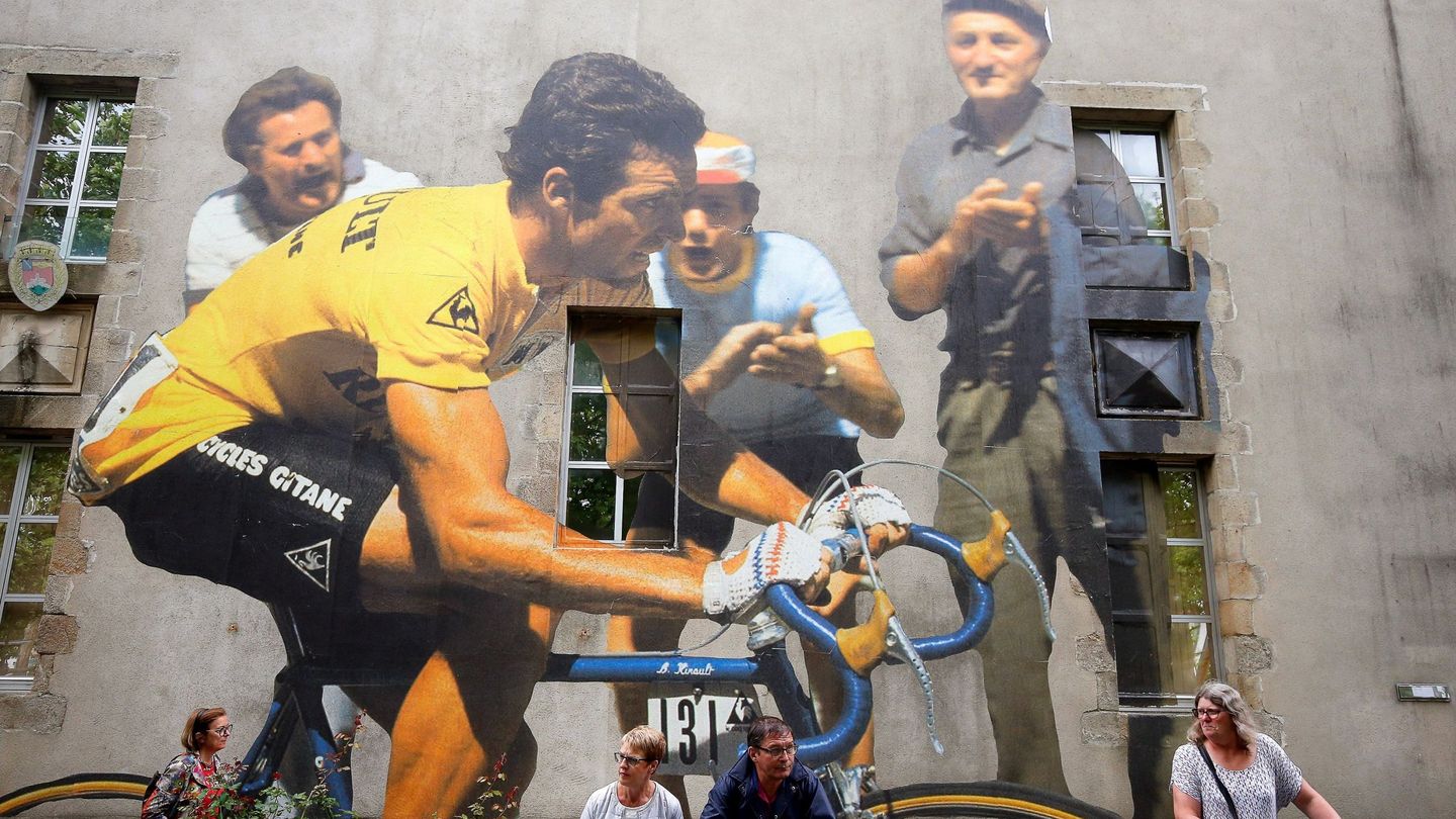 Bernard Hinault, dibujado en un muro durante el Tour de Francia. (Efe)