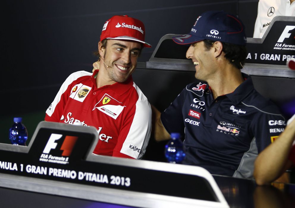 Foto: Fernando Alonso bromea con Mark Webber este jueves en Monza.