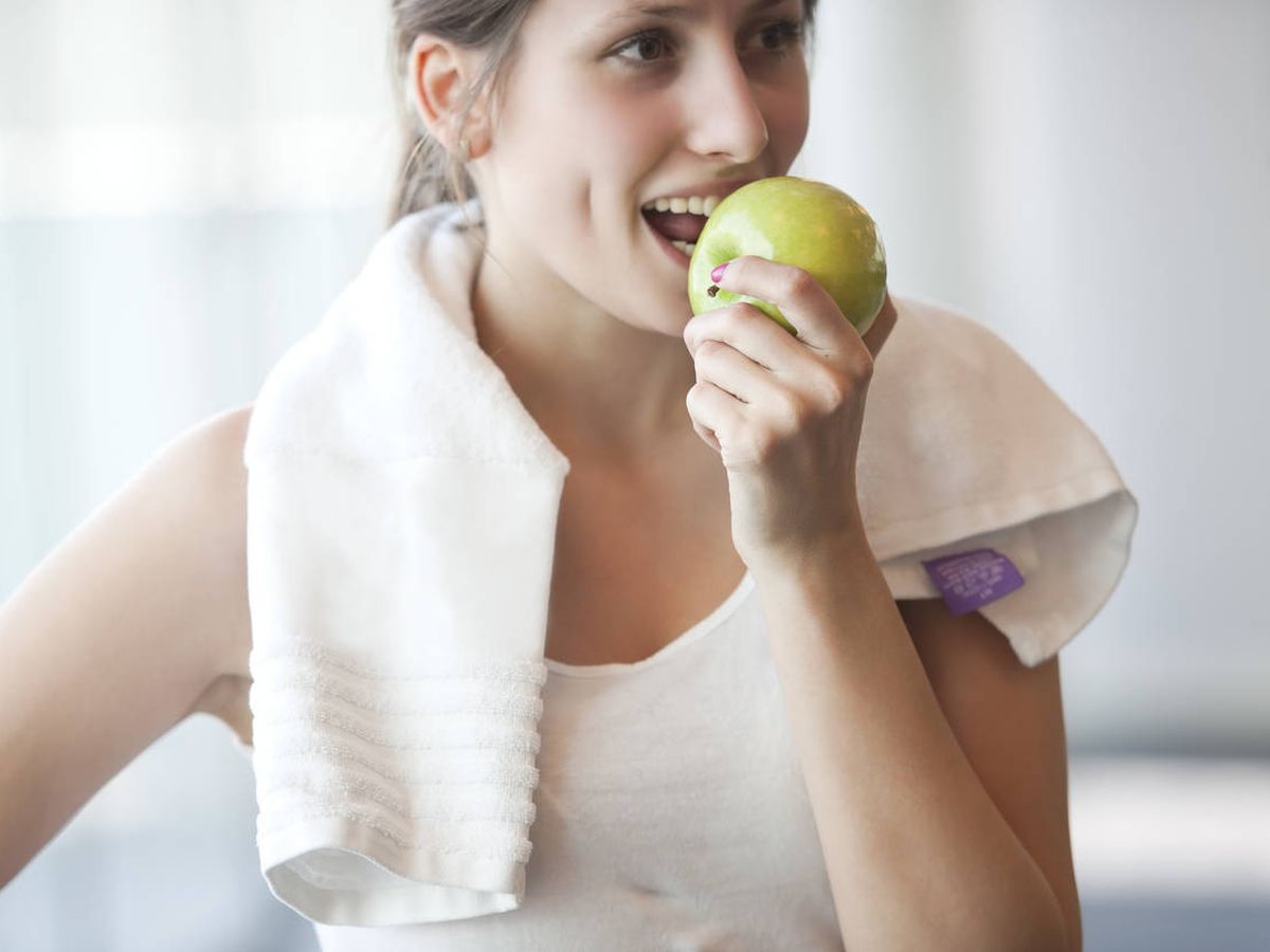 Foto: Esto es lo que dice la ciencia sobre comer una manzana en el desayuno. (iStock)