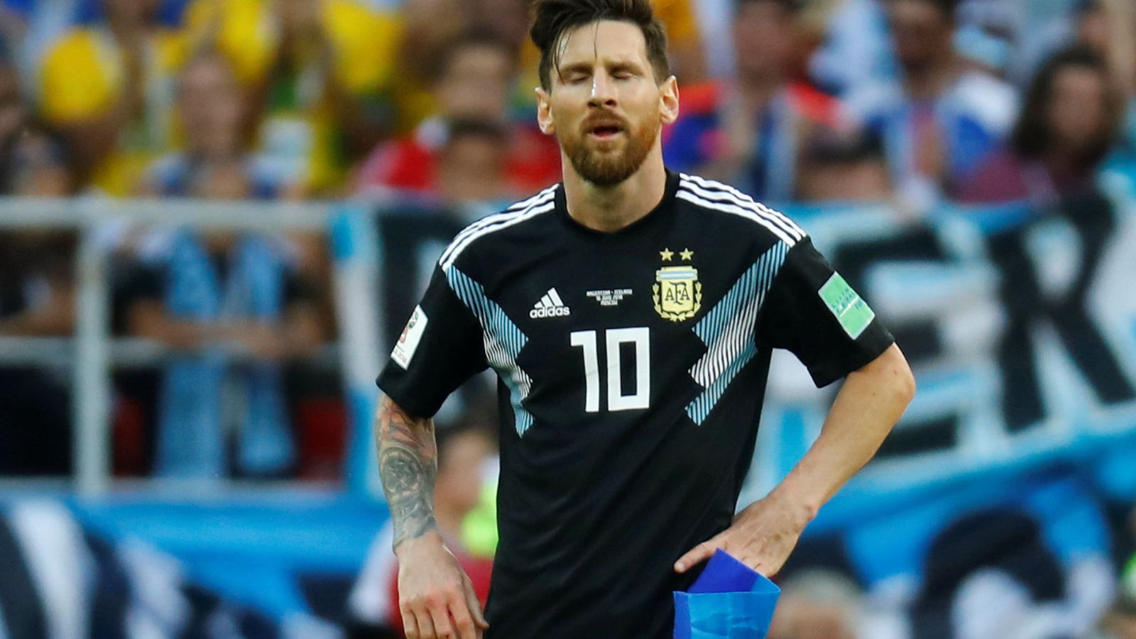 Foto: Messi, con el brazalete de capitán en la mano, decepcionado por el empate de Argentina contra Islandia. (Efe)