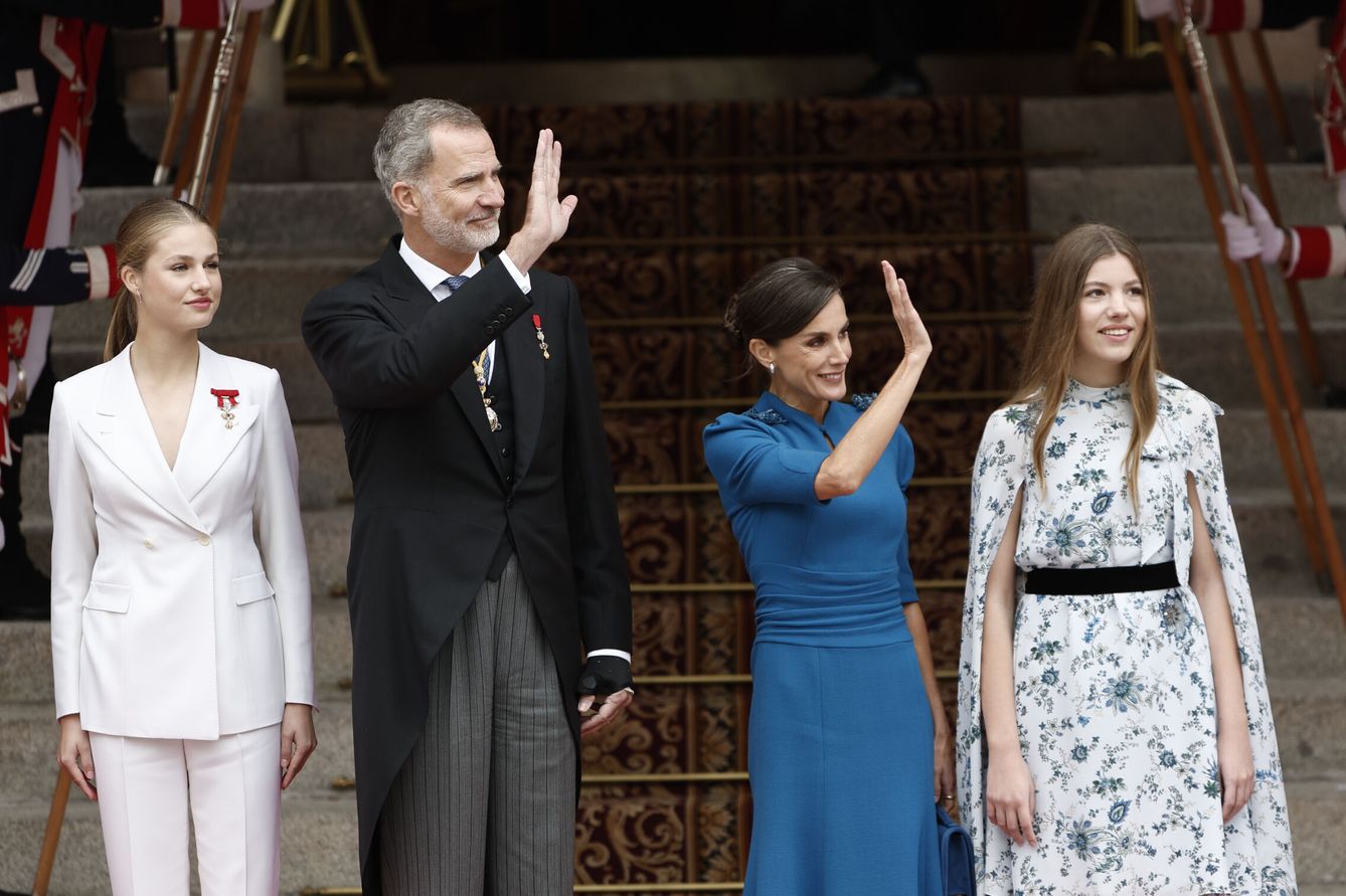 La familia real, a las puertas del Congreso. (EFE)