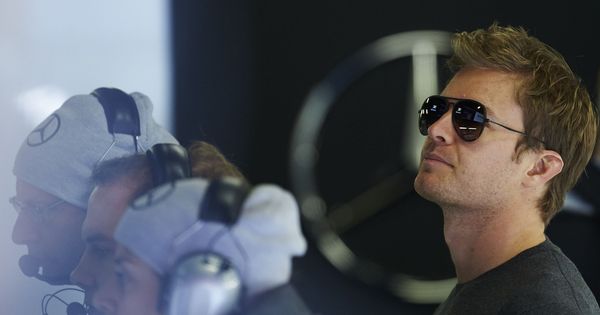 Foto: Rosberg, visitando el box de Mercedes durante los test invernales. (EFE)