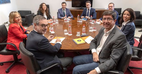 Foto: Los equipos negociadores de Partido Popular y Ciudadanos, encabezados por Juanma Moreno y Juan Marín. (EFE)