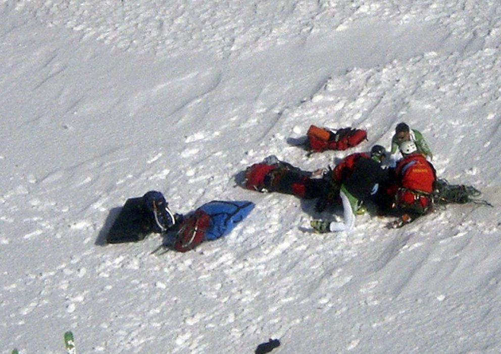 Foto: Fotografía facilitada por la Junta de Castilla y León del rescate de dos de los montañeros fallecidos en Gredos. (Efe)