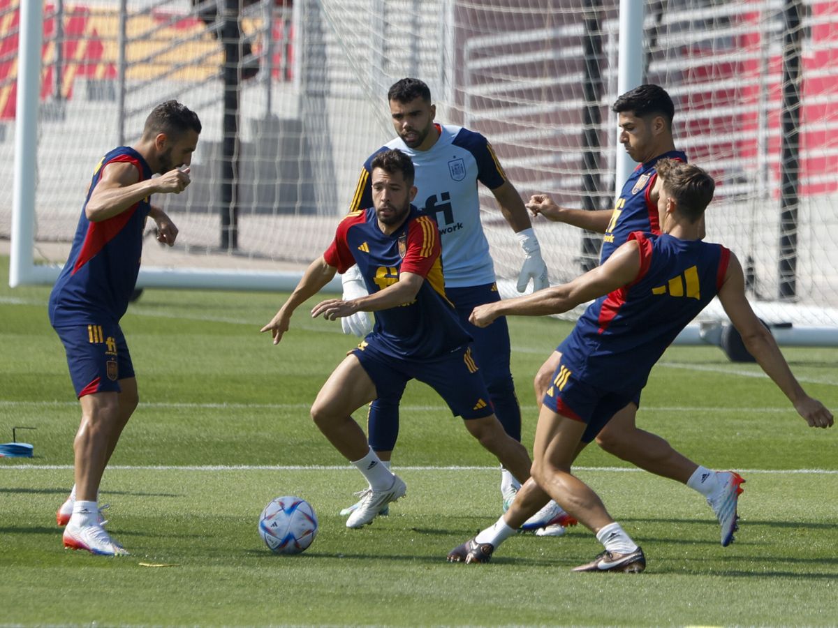 Foto: Jordi Alba, Asensio, Koke y Marcos Llorente durante un entrenamiento de la Selección española. (EFE/JuanJo Martín).