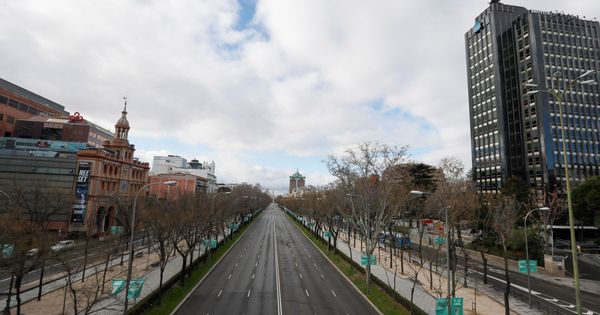 Foto: Vista del Paseo de La Castellana, vacía de tráfico. (EFE)