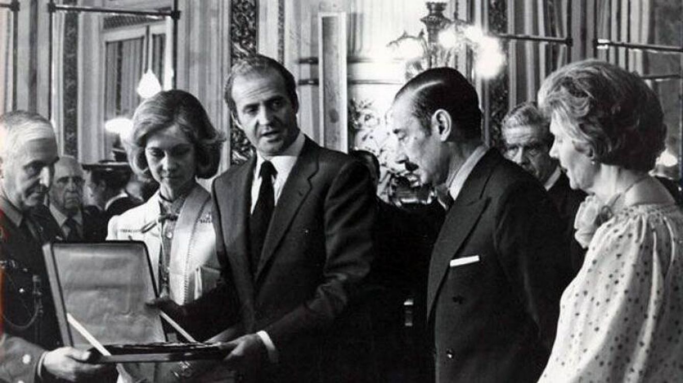 Foto: El rey Juan Carlos hace entrega a Videla de la orden.