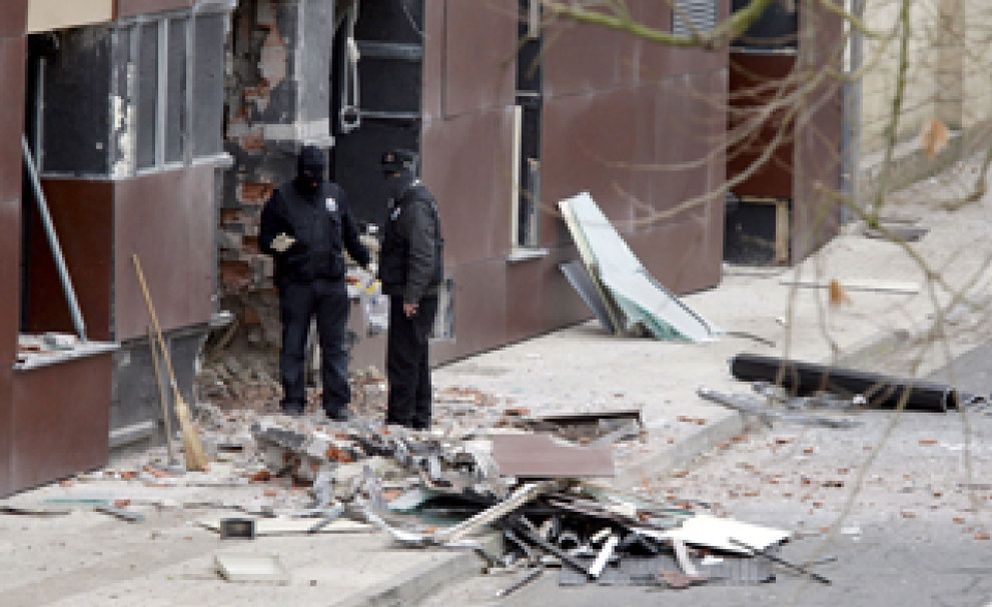 Foto: Estalla una bomba en la sede del PSE en Lazkao (Guipúzcoa) sin causar heridos