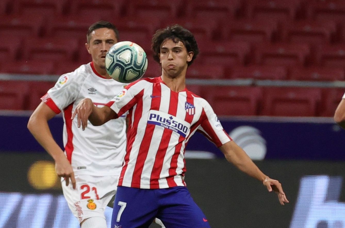 Félix intenta controlar la pelota ante la presencia del defensa del Mallorca, Antonio Raillo. (EFE)