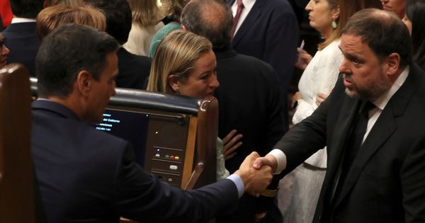 Foto: El presidente del Gobierno en funciones, Pedro Sánchez (i), saluda al diputado electo en prisión preventiva de ERC Oriol Junqueras, durante la sesión constitutiva de las nuevas Cortes Generales. (EFE)