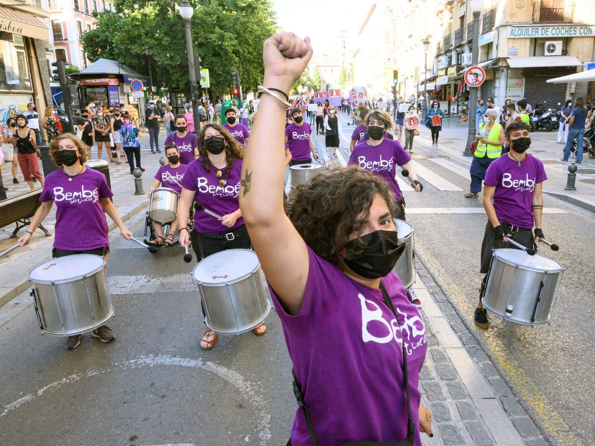 Foto: Manifestantes en una concentración feminista para pedir el indulto de Juana Rivas (EFE)