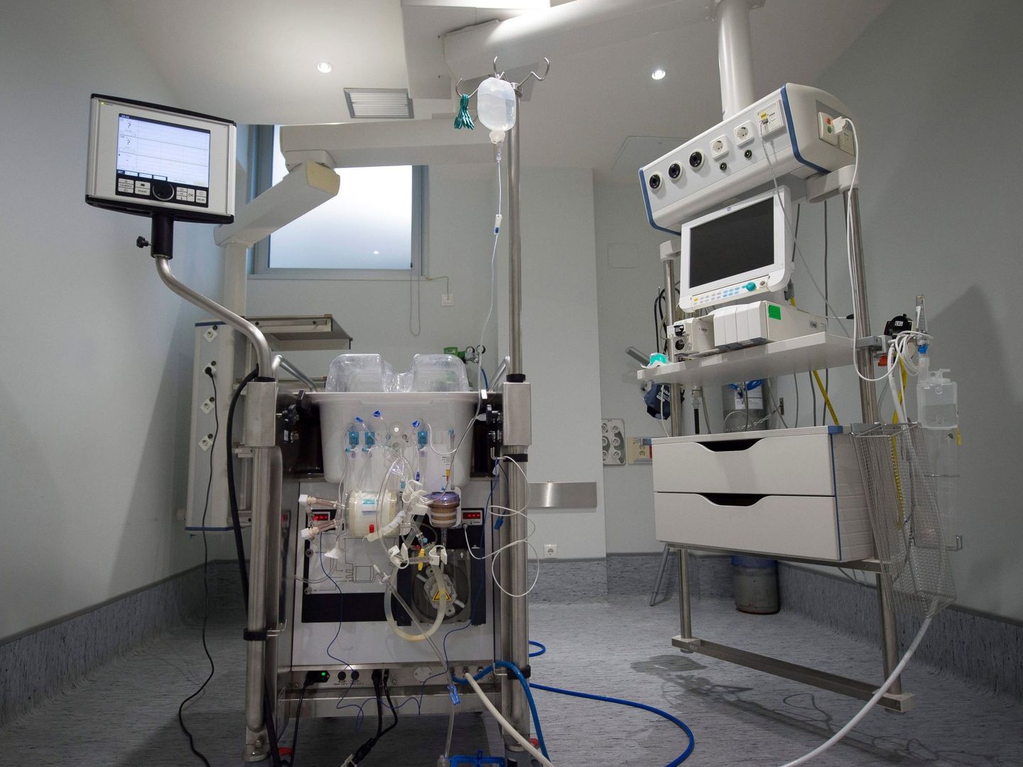Máquina de perfusión normotérmica 'ex vivo' en el hospital Marqués de Valdecilla. (EFE/Pedro Puente Hoyos)