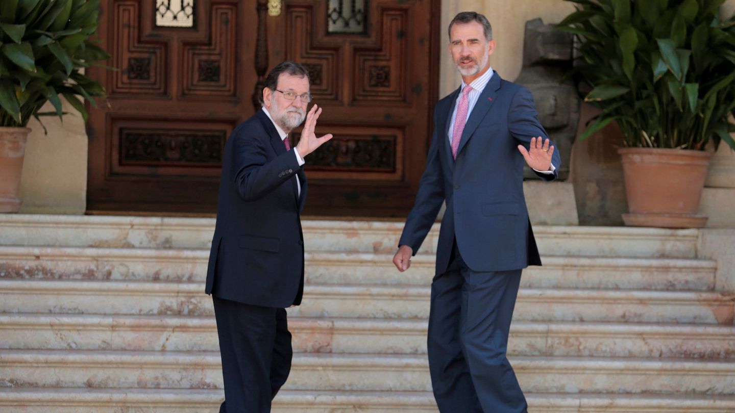 El rey Felipe y Mariano Rajoy, durante el tradicional despacho. (Reuters/Enrique Calvo)