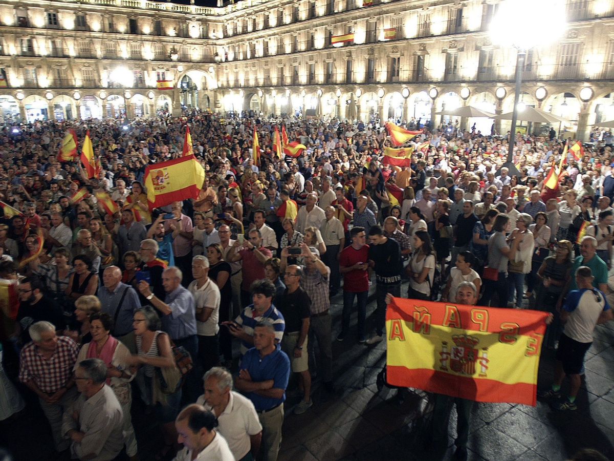 Foto: Concentración, en el año 2017, de unas 6.000 personas en la Plaza Mayor de Salamanca en apoyo a las Fuerzas y Cuerpos de Seguridad del Estado desplegados entonces en Cataluña. (EFE)