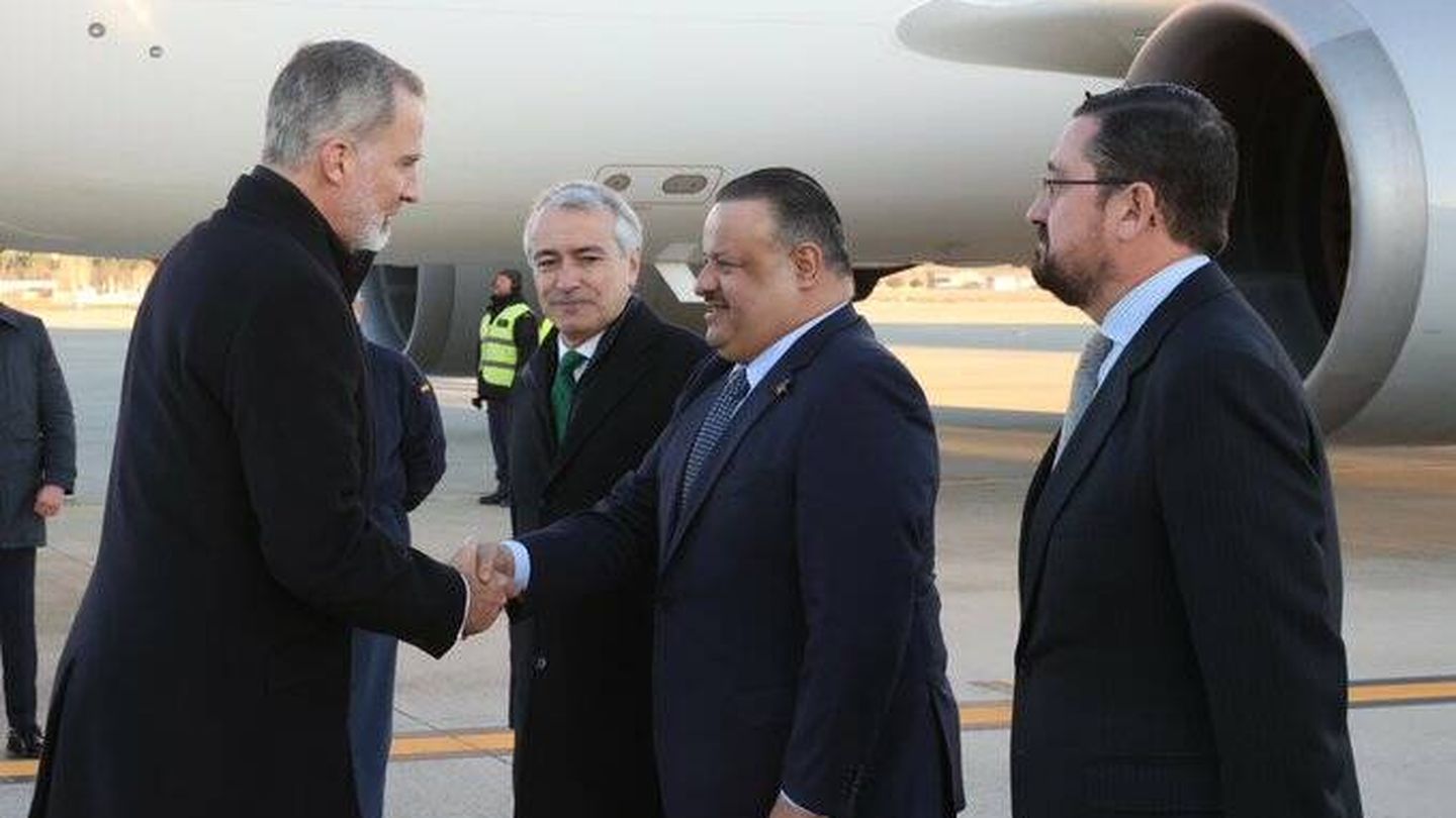 El Rey saluda a Khalifa M. Alkhorafi, embajador kuwaití en España, antes de emprender su viaje para presentar condolencias ante el nuevo emir de Kuwait. (Casa Real)