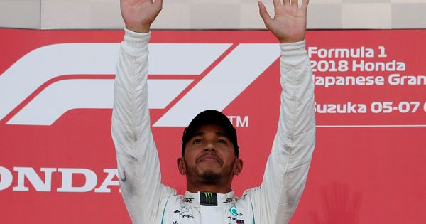 Foto: Lewis Hamilton, tras su última victoria en el Gran Premio de Japón que le deja a las puertas del título (REUTERS)
