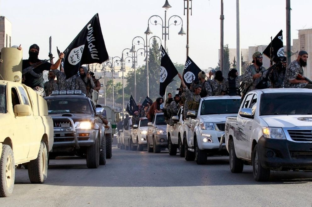 Combatientes del Estado Islámico desfilan por Raqqa (Siria) en una imagen colgada por el EI en Twitter. 