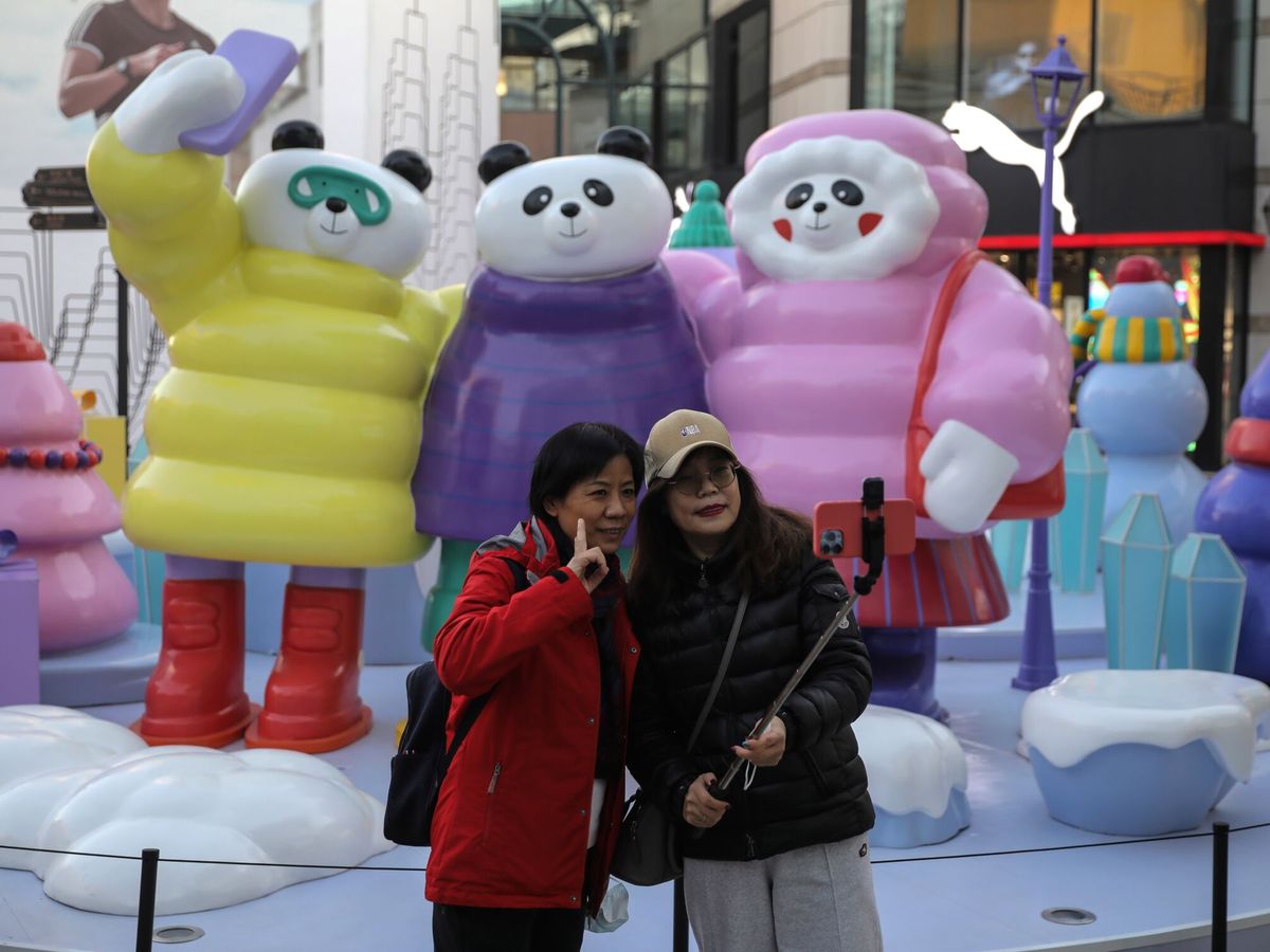 Foto: Dos mujeres en Pekín. (EFE/Wu Hong)