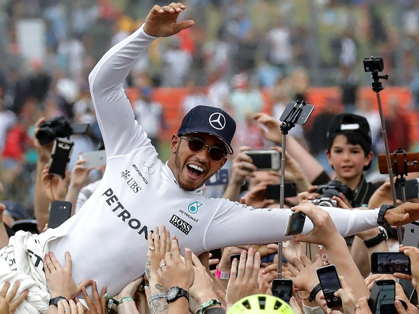 Hamilton celebra su victoria en Silverston. (Reuters)