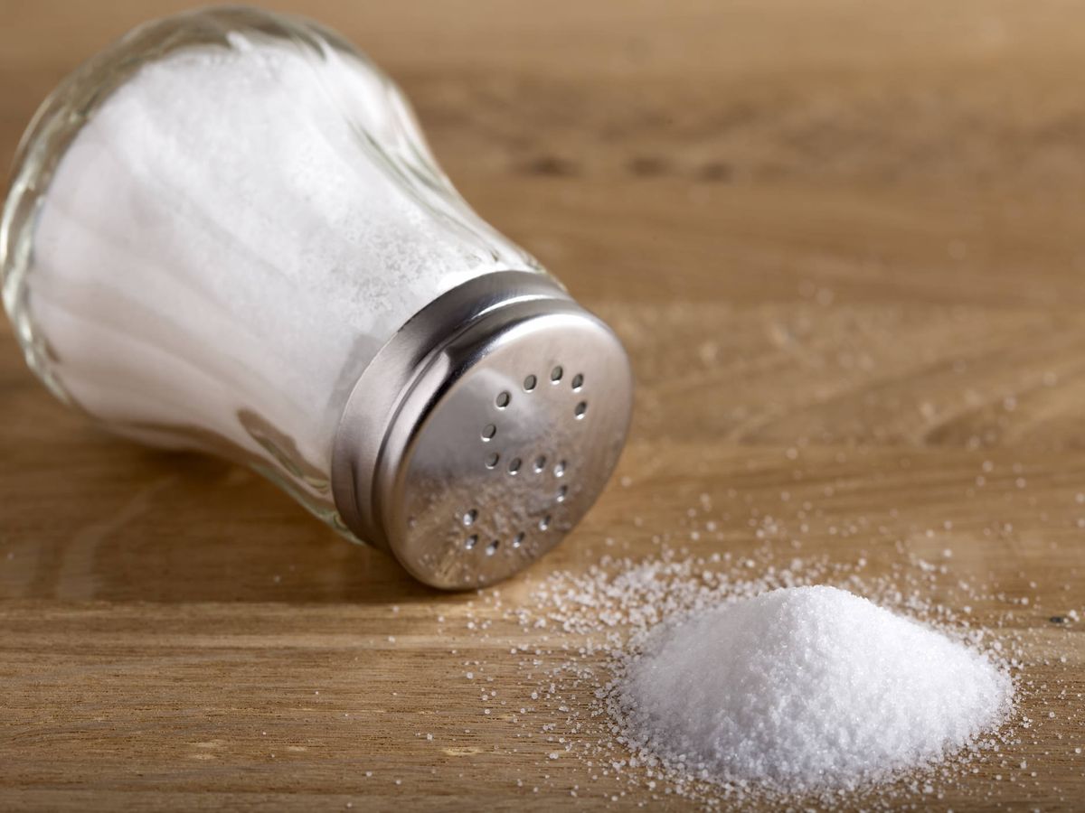 Foto: Ni azúcar ni dejar reducir: tres trucos para quitarle el sabor salado a tu comida si te has pasado con la sal. (iStock)