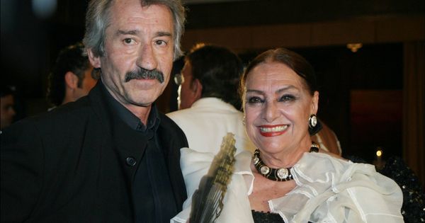 Foto: 2004. Los actores Nati Mistral y José Sacristán durante los premios Mayte de Teatro. (Archivo)