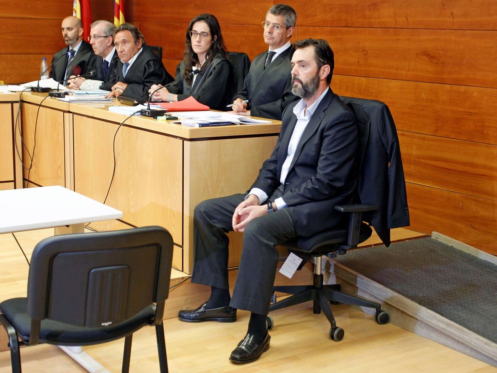 Foto: Miguel López, el yerno de la viuda del expresidente de la Caja de Ahorros del Mediterráneo, en el banquillo para el comienzo del juicio. (EFE)