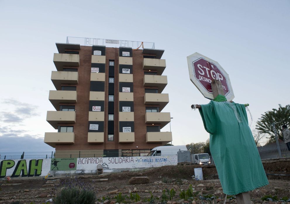 Foto: Vista del bloque viviendas ocupadas en Salt (Girona), donde esta mañana se han concentrado numerosos miembros de la Plataforma de Afectados por la Hipoteca, par