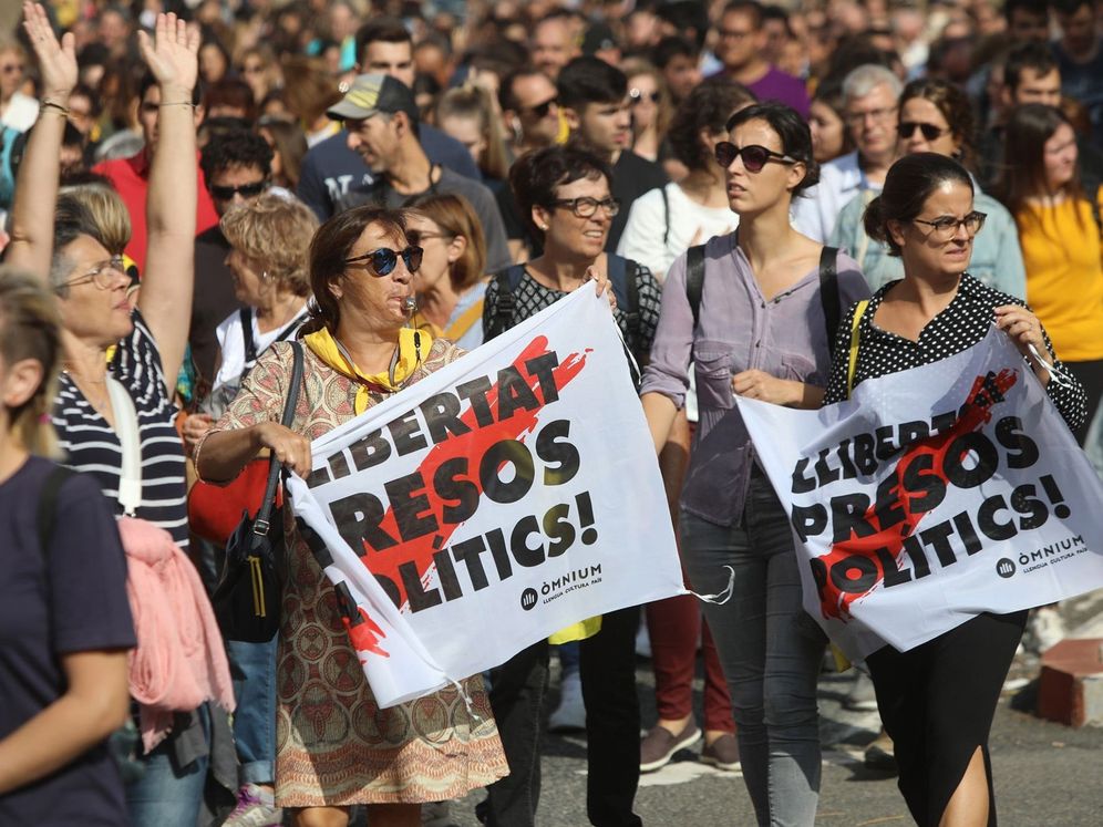 Foto: Centenares de personas cortan la AP-7 a la altura de Tarragona en protesta por la sentencia del 'procés'. (EFE)