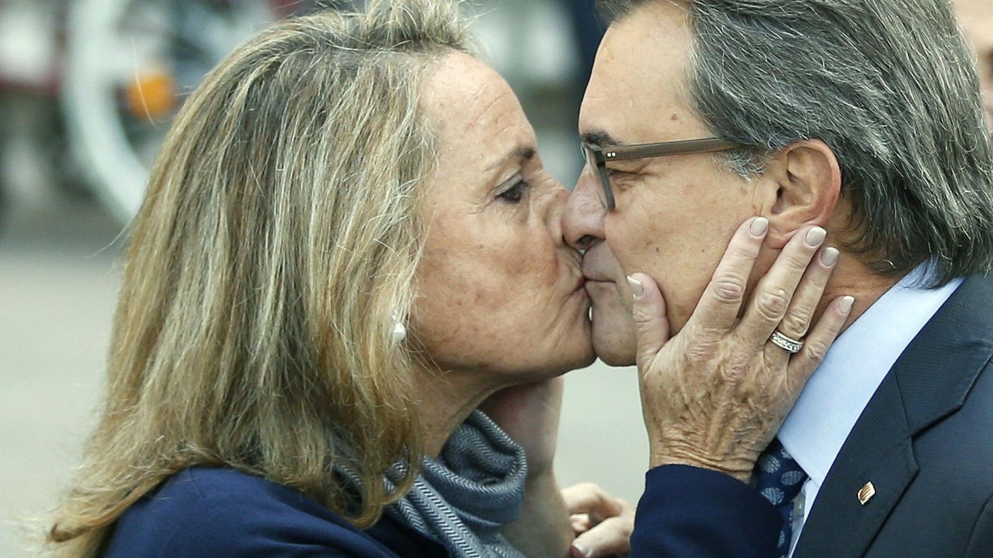 Artur Mas y su mujer, Helena Rakosnik, se besan antes de entrar en el Tribunal Superior de Justicia de Cataluña. (EFE/Andreu Dalmau)