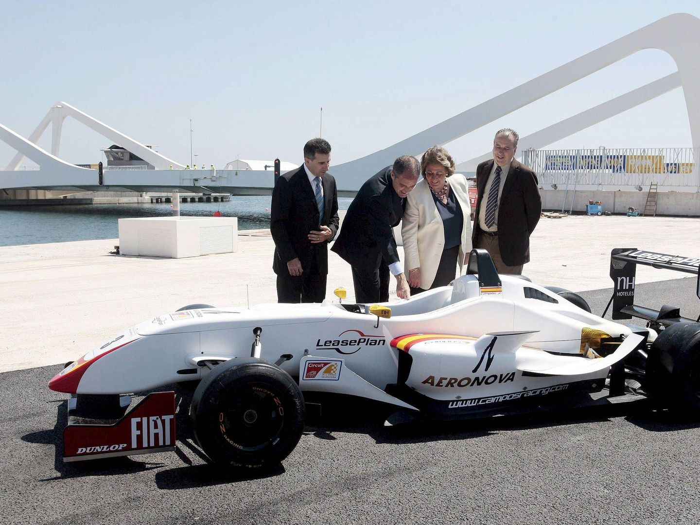 Aspar, Francisco Camps, la fallecida Rita Barberá y el empresario Fernando Roig supervisan uno de los vehículos del Gran Premio de Fórmula 1 de Valencia.
