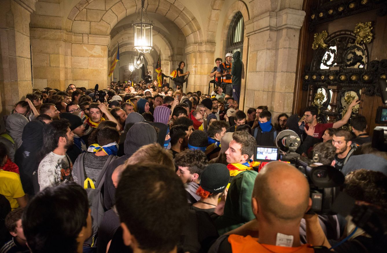 Los manifestantes abarrotan la entrada del Parlament de Cataluña dispuestos a entrar. (D. Brunat)